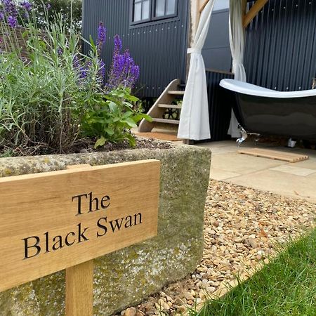 The Black Swan Shepherd Hut Ketton ภายนอก รูปภาพ