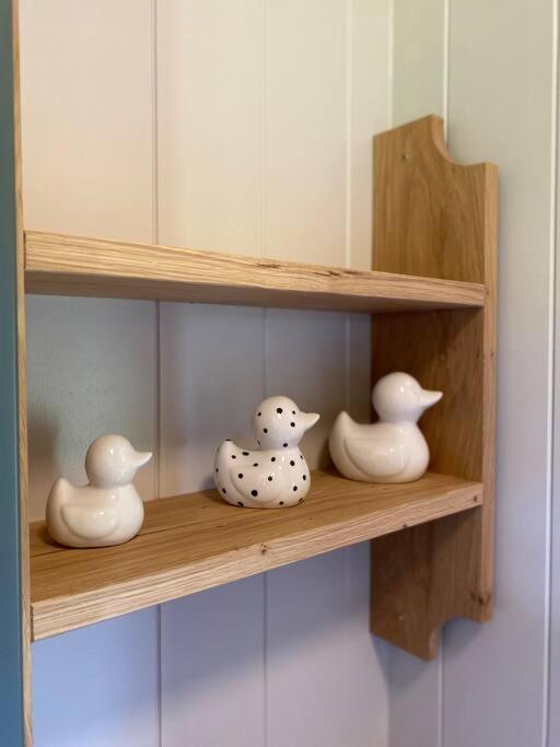The Black Swan Shepherd Hut Ketton ภายนอก รูปภาพ