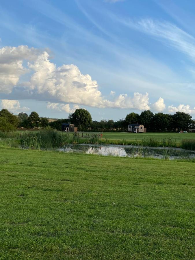 The Black Swan Shepherd Hut Ketton ภายนอก รูปภาพ