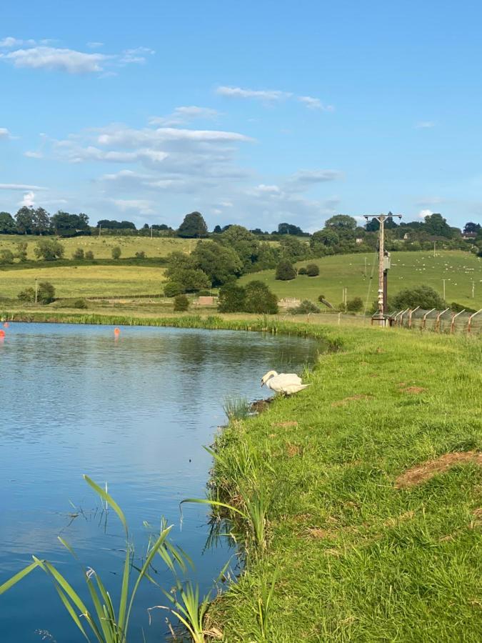 The Black Swan Shepherd Hut Ketton ภายนอก รูปภาพ