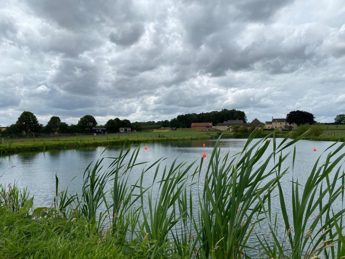 The Black Swan Shepherd Hut Ketton ภายนอก รูปภาพ