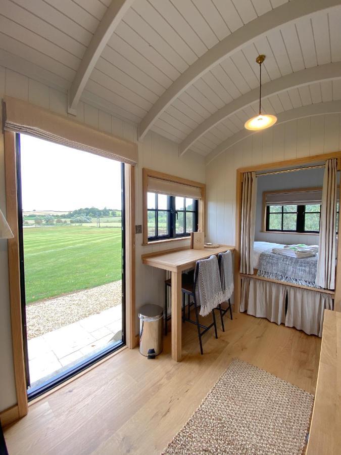 The Black Swan Shepherd Hut Ketton ภายนอก รูปภาพ