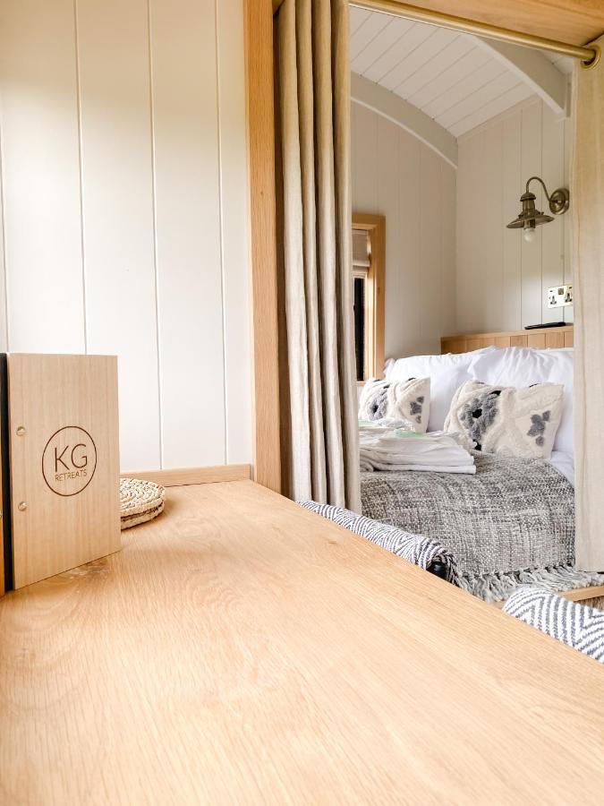 The Black Swan Shepherd Hut Ketton ภายนอก รูปภาพ