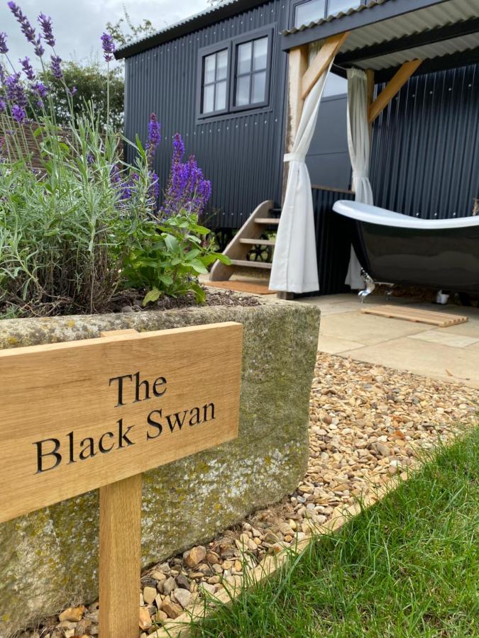 The Black Swan Shepherd Hut Ketton ภายนอก รูปภาพ