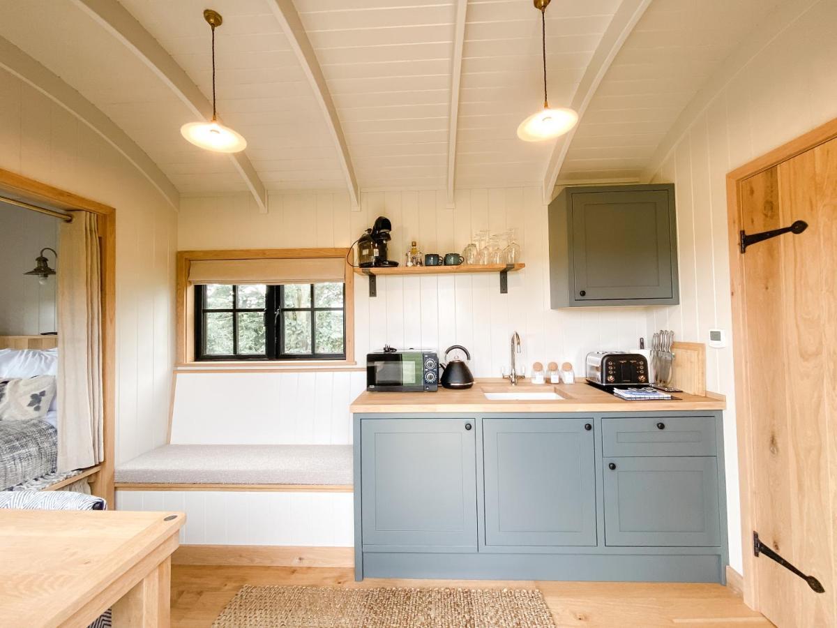 The Black Swan Shepherd Hut Ketton ภายนอก รูปภาพ