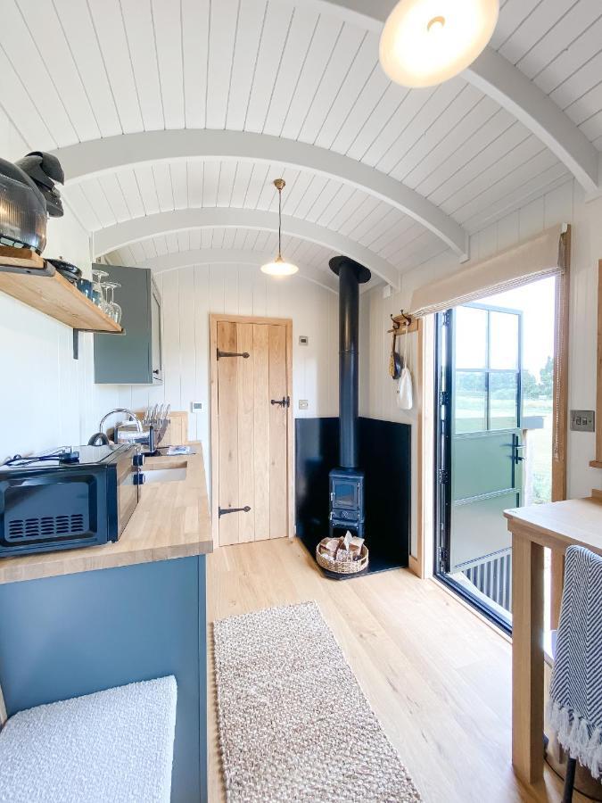 The Black Swan Shepherd Hut Ketton ภายนอก รูปภาพ